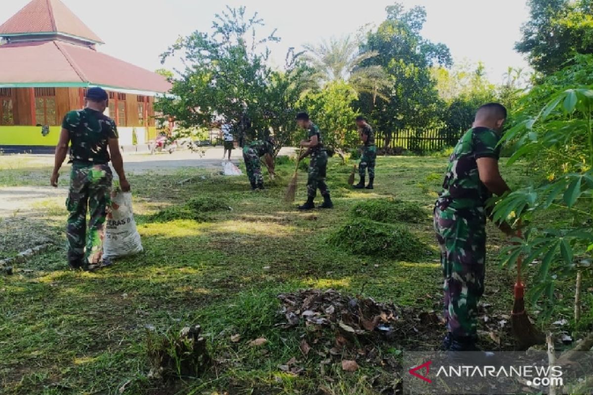 Satgas TNI Yonif 403 bersihkan lingkungan rumah ibadah masjid di perbatasan