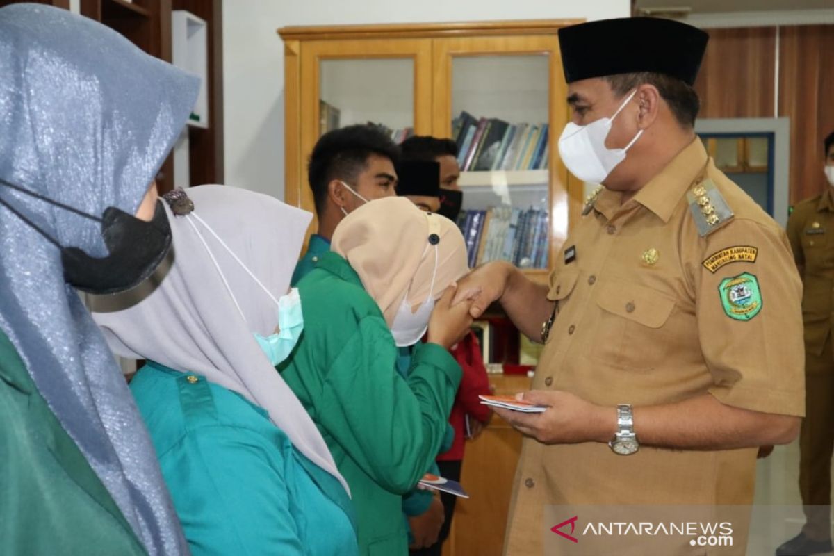 Pemkab Madina salurkan Bansos bagi mahasiswa