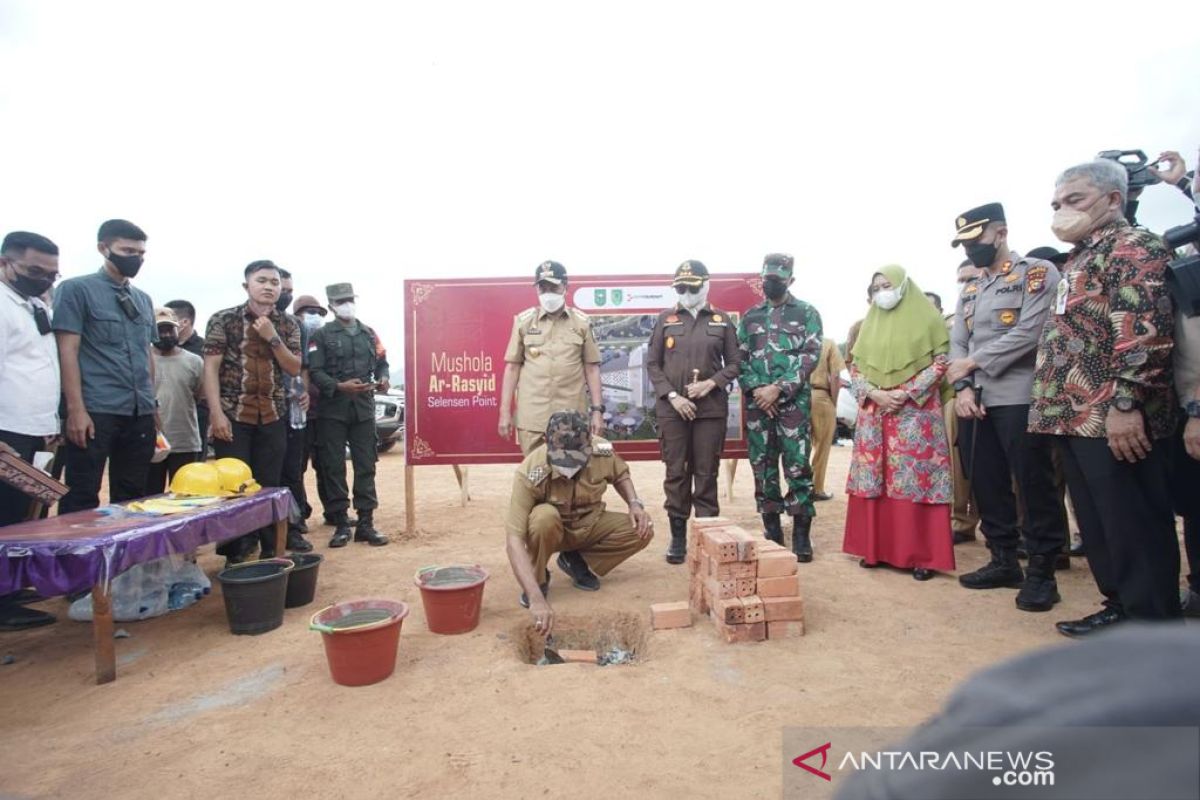 Melihat peletakan batu pertama Surau Selensen Point dari CSR BRK di Inhil