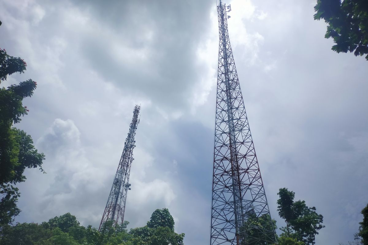 Polisi buru OTK pengibar bendera Bintang Kejora di ujung tower BST