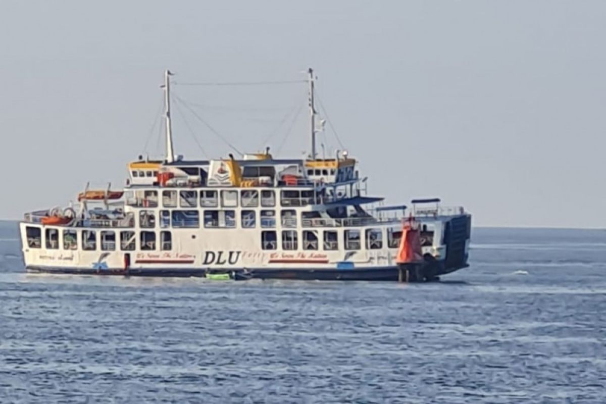 Kapal feri Lombok Timur-Poto Tano kandas di Pelabuhan Kayangan