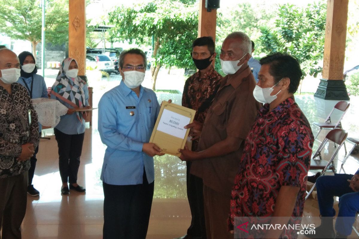 Ministry issues motor boat certificates for 41 Bantul fishermen