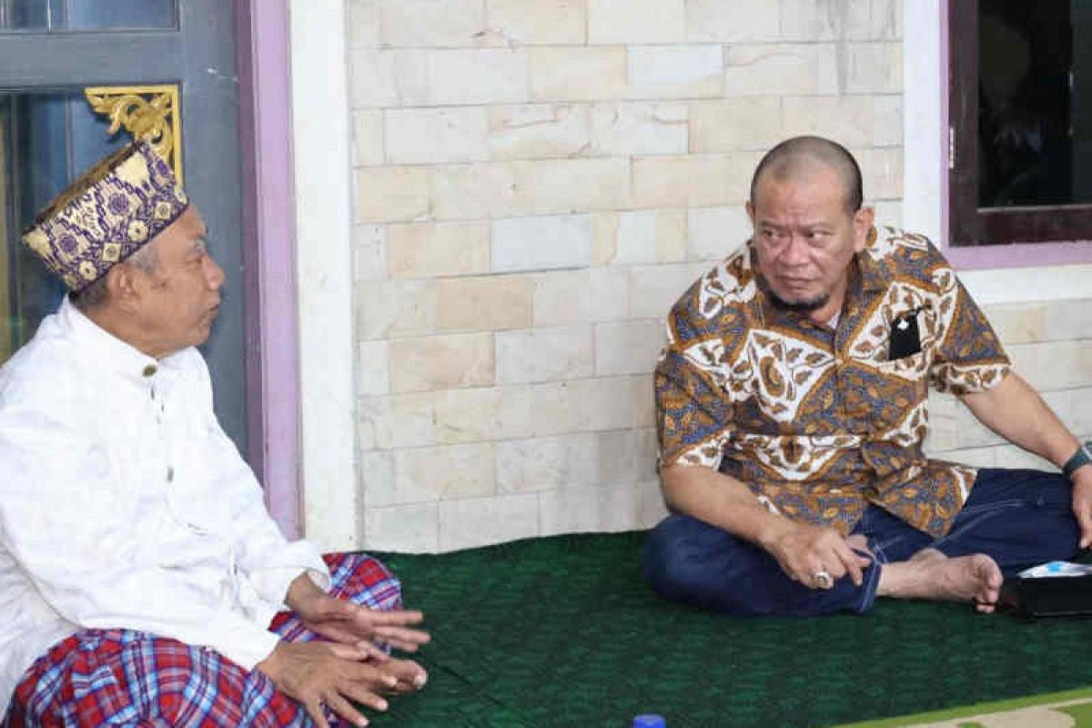 Ketua DPD RI bagikan sajadah saat silaturahim ke Pesantren Cibogo