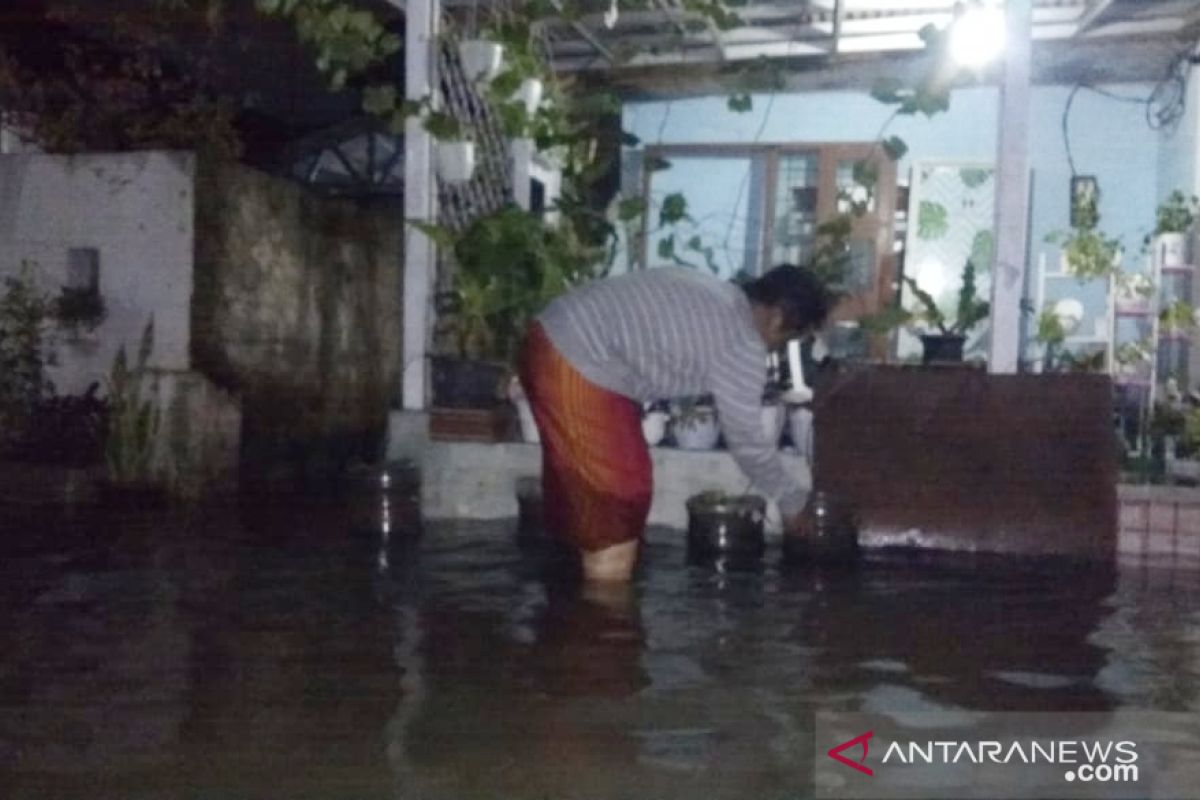 Hujan deras, Kampung Bojong Jengkol Cilebut terendam banjir hingga sepinggang