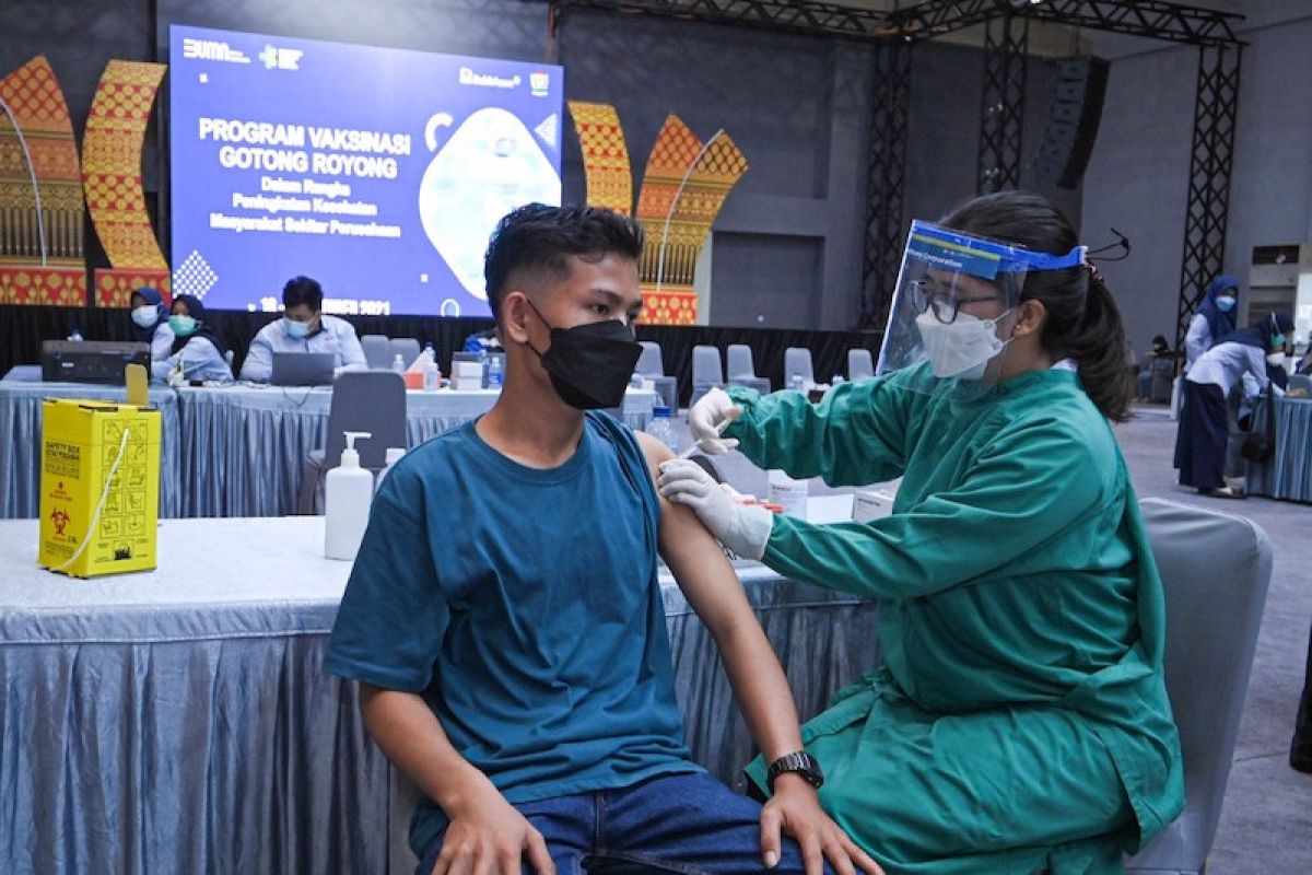 PTBA gelar vaksinasi untuk ribuan warga Tanjung Enim