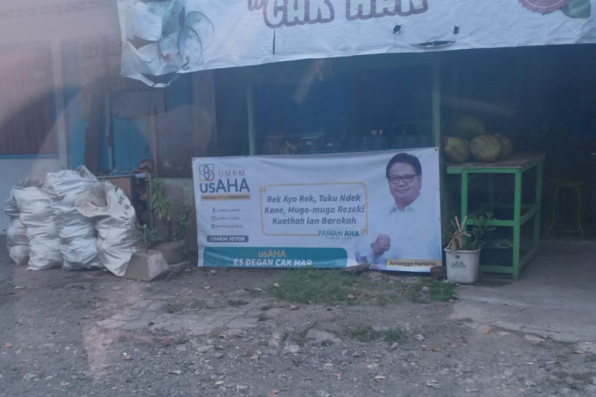 Spanduk Airlangga Hartarto bermunculan di warung-warung Surabaya