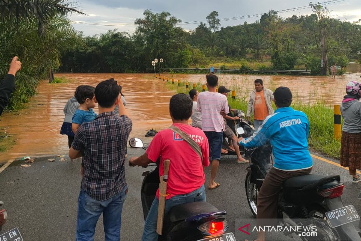 Banjir, jalan lintas Benteng-Kepahiang-Kota Bengkulu tak bisa dilewati