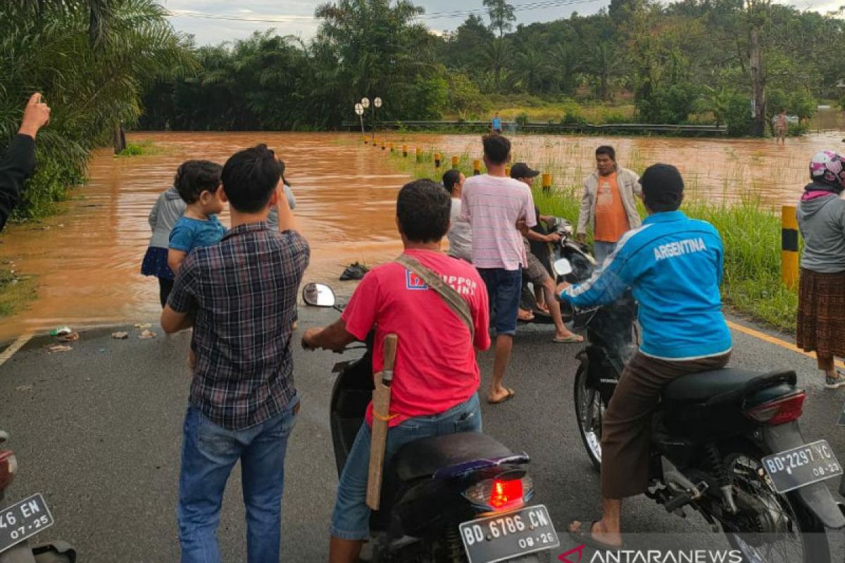 10 desa di Bengkulu Tengah terendam banjir dan longsor