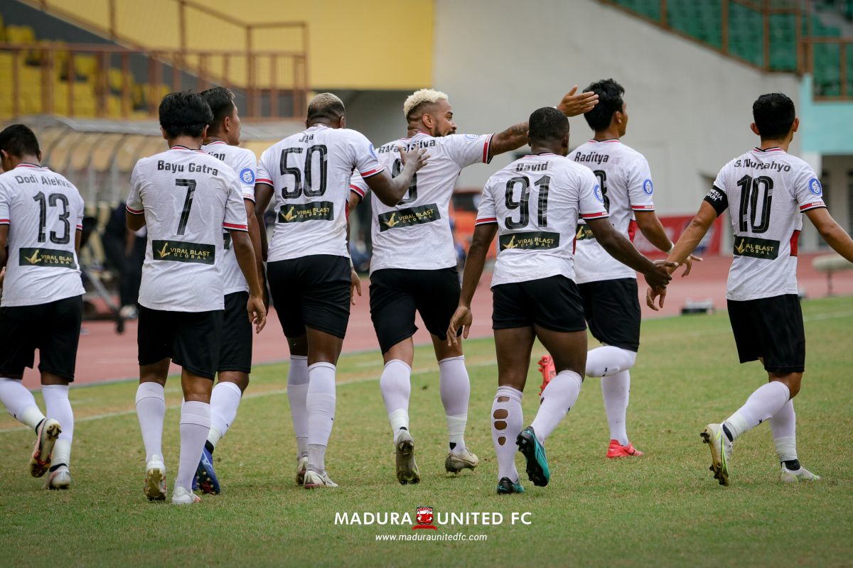 Pemain Madura United  berbagi rezeki sembari berkompetisi