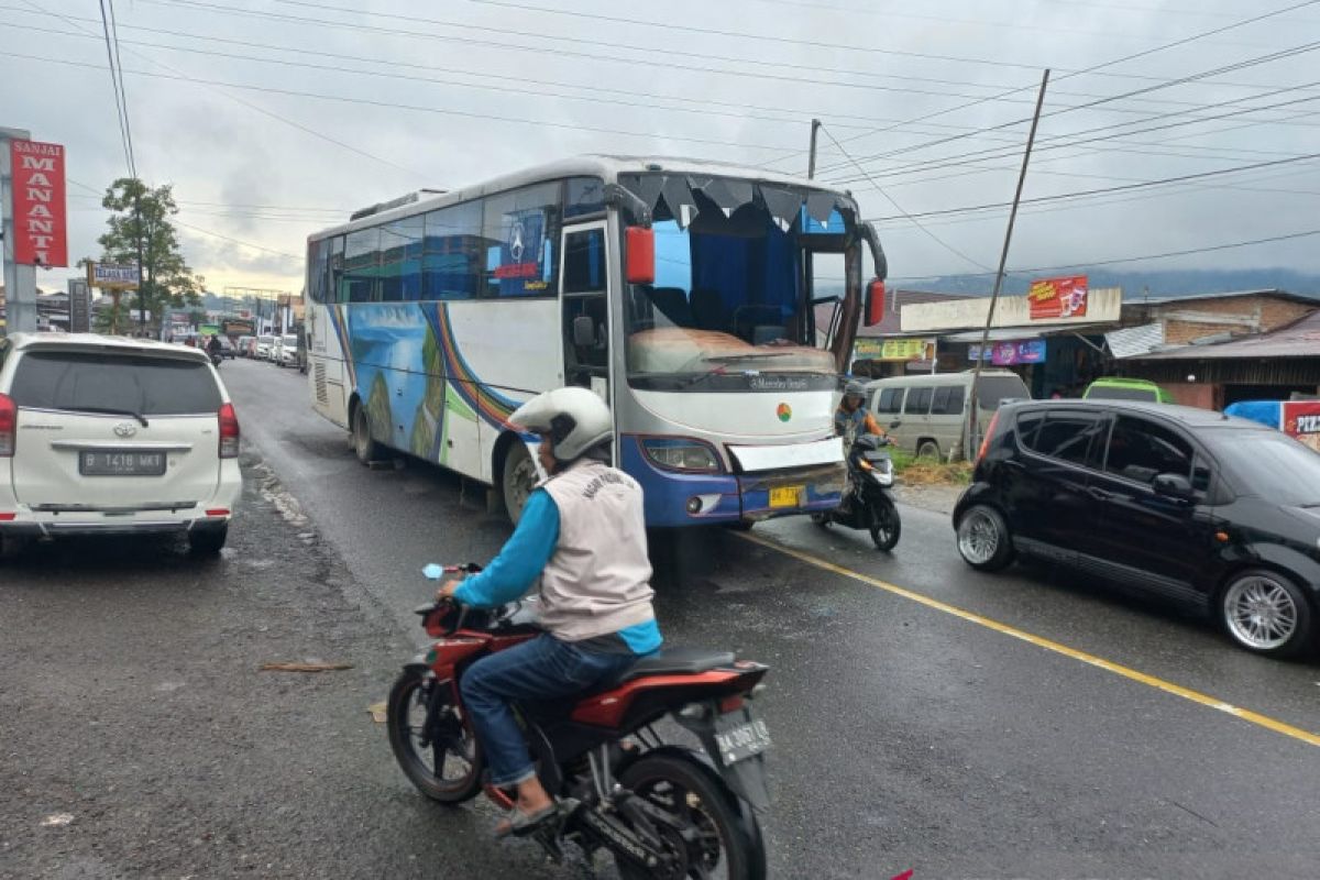Bus tabrak beruntun lima mobil di Padang Lua, hingga jalur Bukittinggi-Padang macet total (Video)