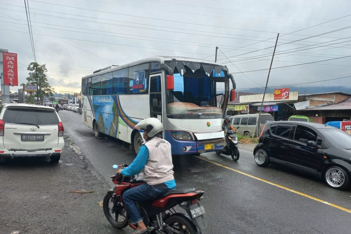 Tabrakan beruntun Padang Lua, jalur Bukittinggi-Padang Panjang macet