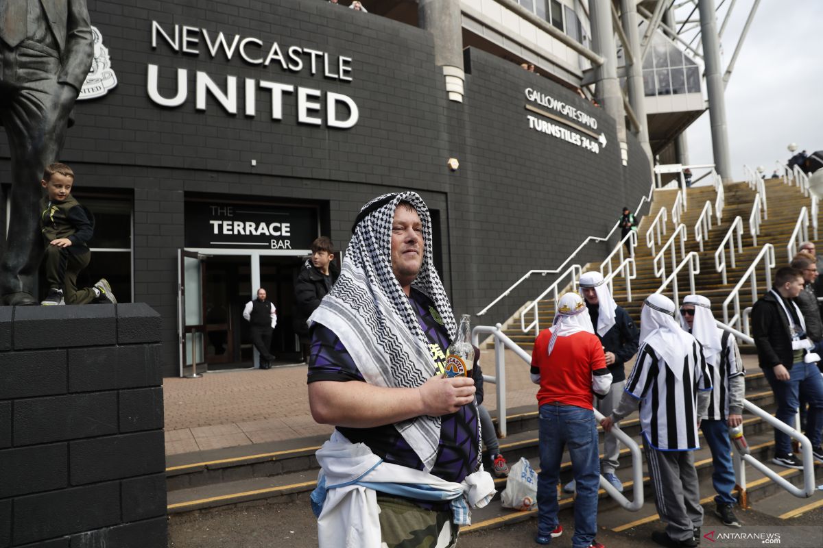 Suporter Newcastle diminta kurangi kenakan pakaian Arab