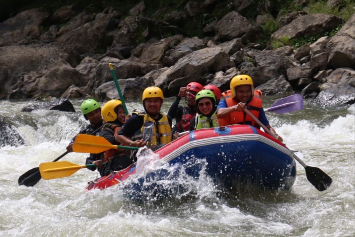 Asiknya arung jeram Mane