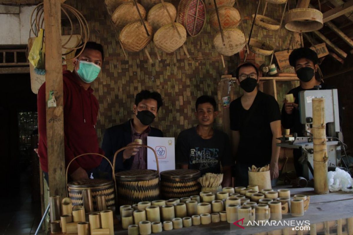 Kampung wisata Cikadu KEK Tanjung Lesung dalam konsep komersialisasi