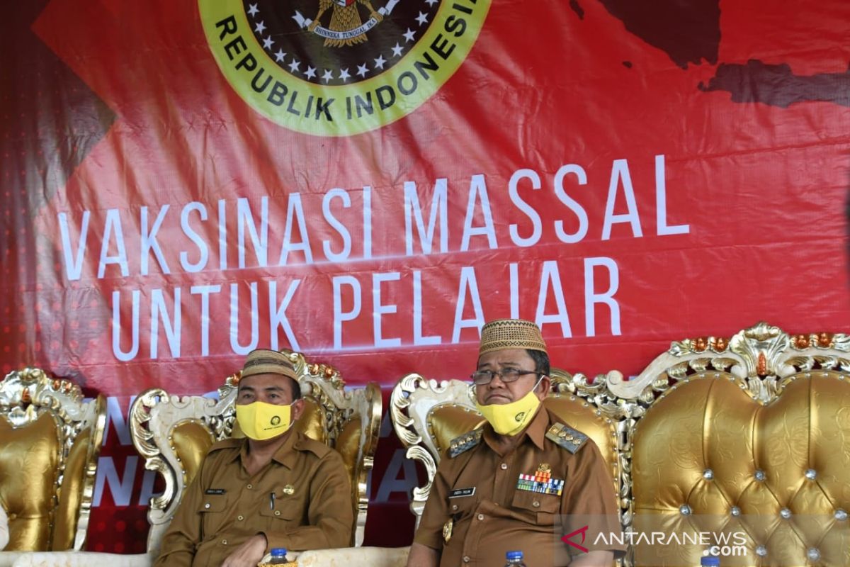 Bupati Gorontalo Utara pantau pelaksanaan vaksinasi massal pelajar