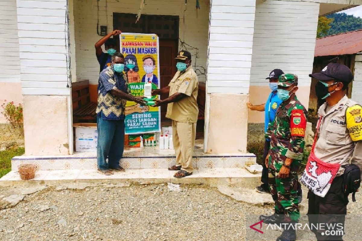 TNI/Polri Nabire besinergi berikan bantuan warga cegah COVID-19