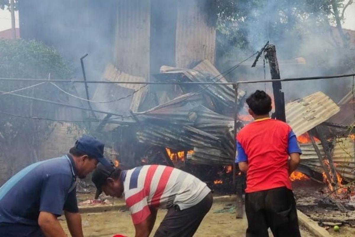 Diduga akibat anak bermain korek api, rumah di Tanjung Morawa ludes terbakar