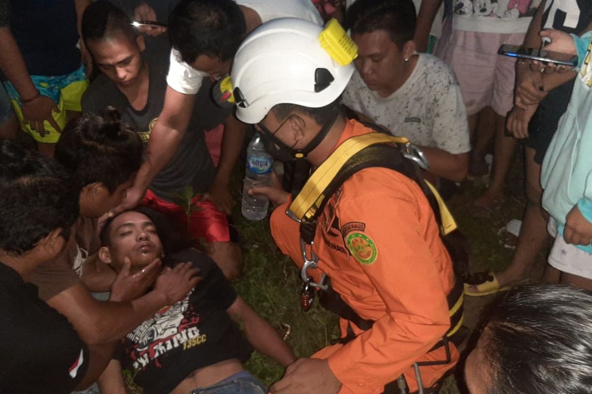 Tim SAR evakuasi seorang warga panjat tower listrik