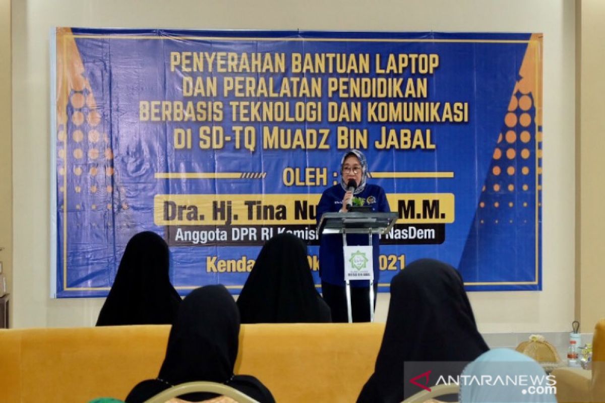 Anggota DPR Tina Nur Alam serahkan 30 unit laptop kepada siswa di Kendari