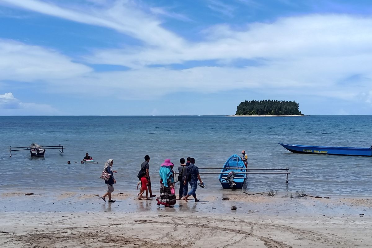 Pantai Malaumkarta dan Pulau Um Sorong mulai ramai wisatawan