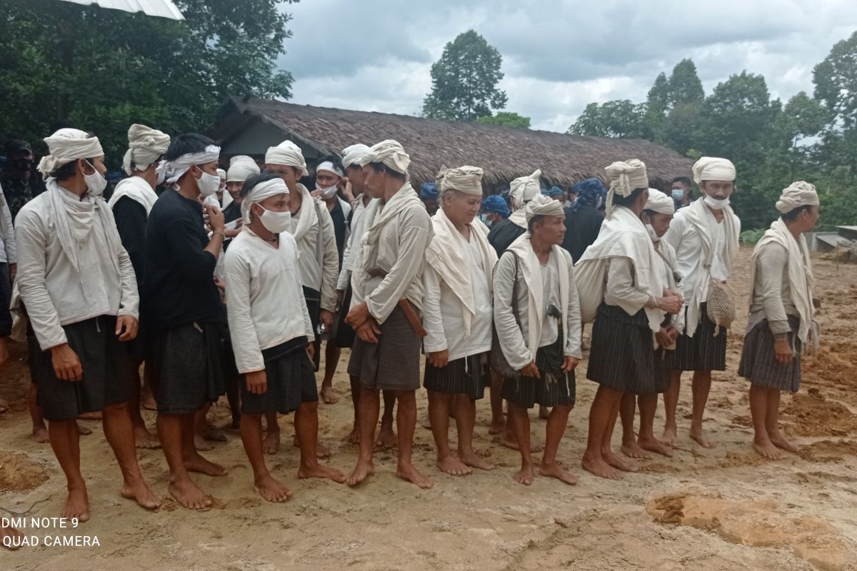 Warga  Badui Dalam sambut kedatangan Menteri BUMN