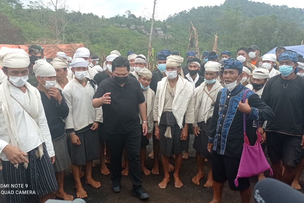SOEs Minister meets Baduy fire victims, distributes aid