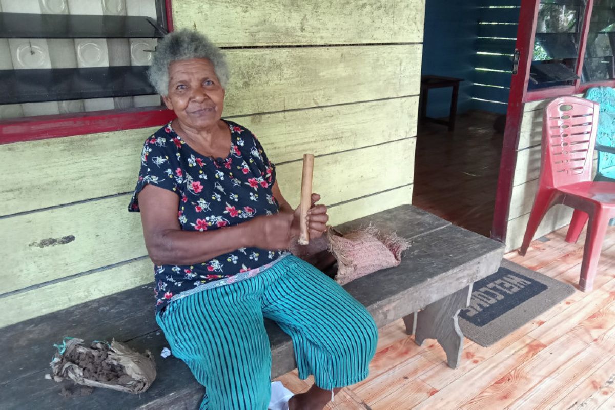 Masangkede, tradisi Suku Moi Sorong buat api dari bambu