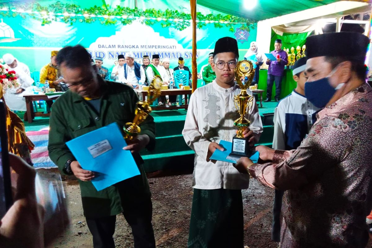 Siswa SMPIT Putussibau borong juara saat lomba peringatan Maulid Nabi