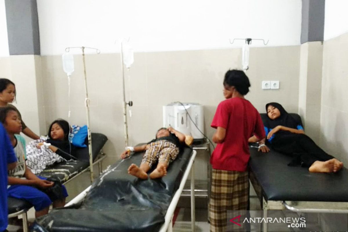 Polisi periksa sampel makanan keracunan massal pelajar di Praya Barat