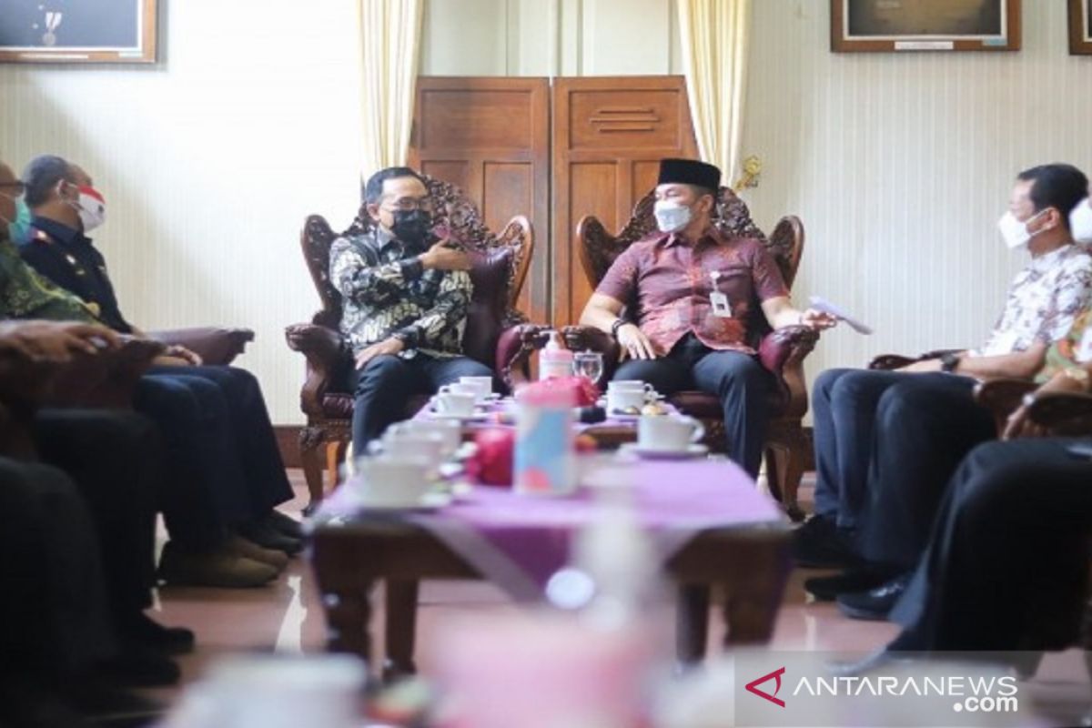 Ikhtiar menekan peredaran rokok ilegal dengan KIHT