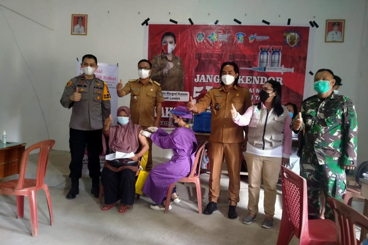 Pemkab Landak gelar vaksinasi COVID di Desa Sepahat