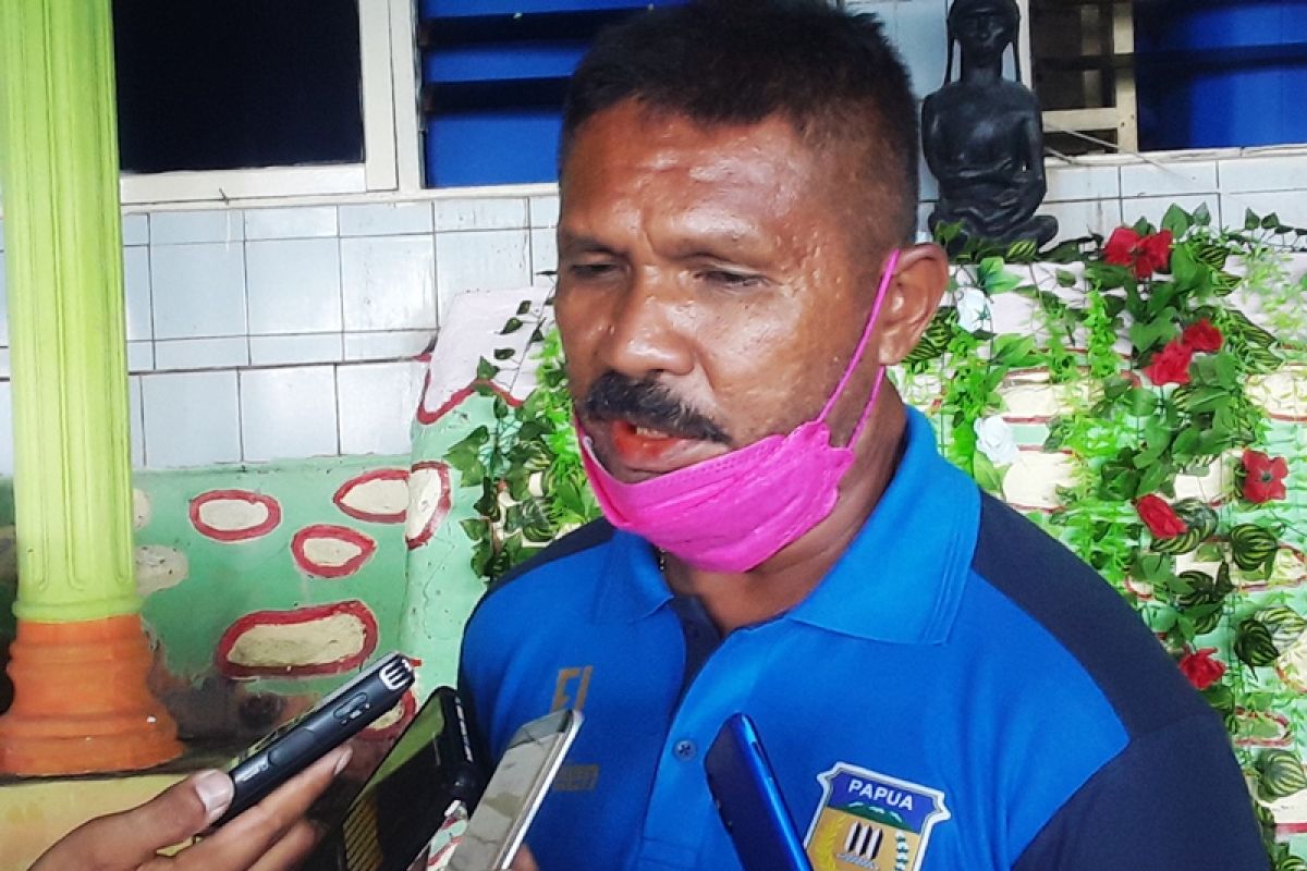 Eduard Ivakdalam sang peracik tim emas sepak bola PON XX Papua