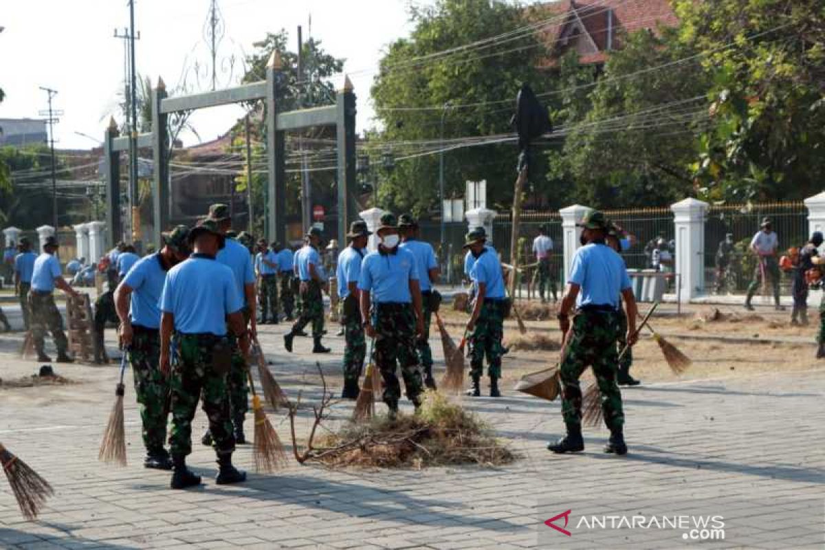 Ratusan anggota TNI AU karya bakti di Pura Mangkunegaran