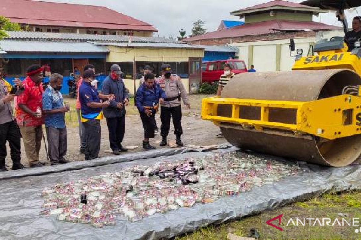 Polres Jayawijaya musnahkan 1.008 botol minuman beralkohol selundupan