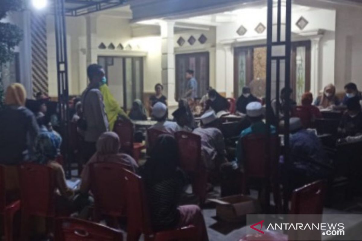 Cakupan rendah, vaksinasi COVID-19 di Sampang-Jatim hingga malam hari