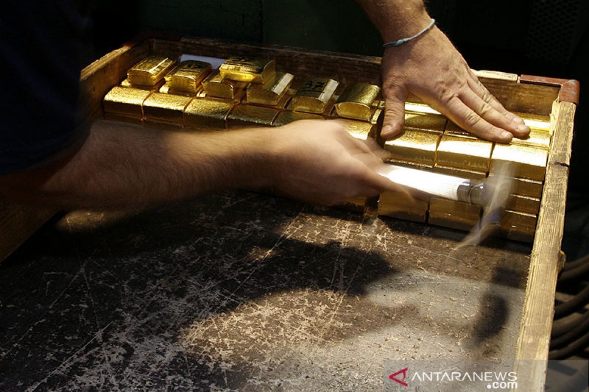 Emas bertahan dekat terendah 3 minggu, tertekan jelang data inflasi AS