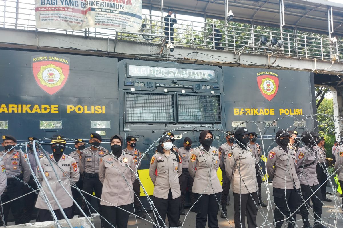 Polisi tutup Jalan Merdeka Barat untuk  cegah massa BEM ke Istana