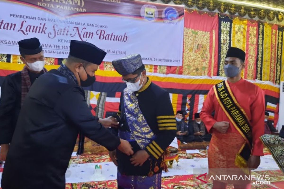 Laksamana bintang satu itu dianugerahi gelar adat sangsako "Sutan Lauik Sati Nan Batuah"