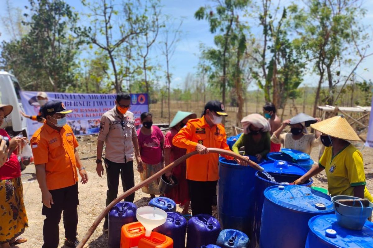 BPBD Jatim serahkan bantuan air bersih ke warga Bangkalan