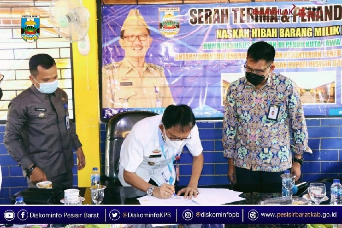 Bupati Pesisir Barat hadiri acara serah terima hibah rumah khusus nelayan dari Kementerian PUPR