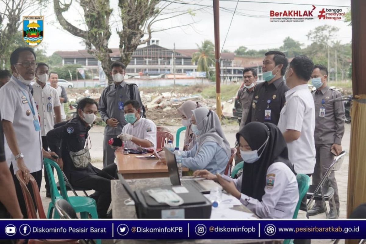 Bupati Pesisir Barat monitoring pelaksanaan vaksinasi di halaman kantor DPRD