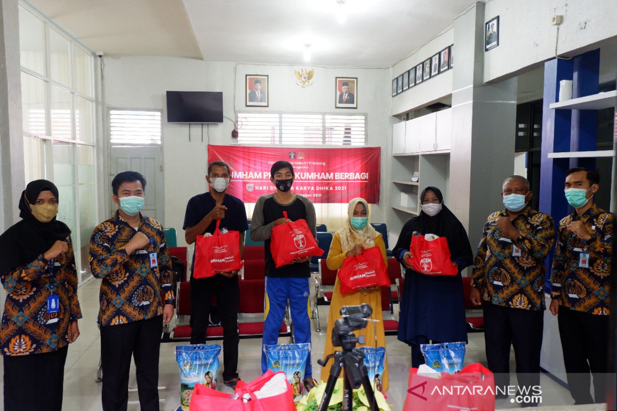 Imigrasi Sabang bagi sembako dan gelar donor darah peringati HDKD 2021