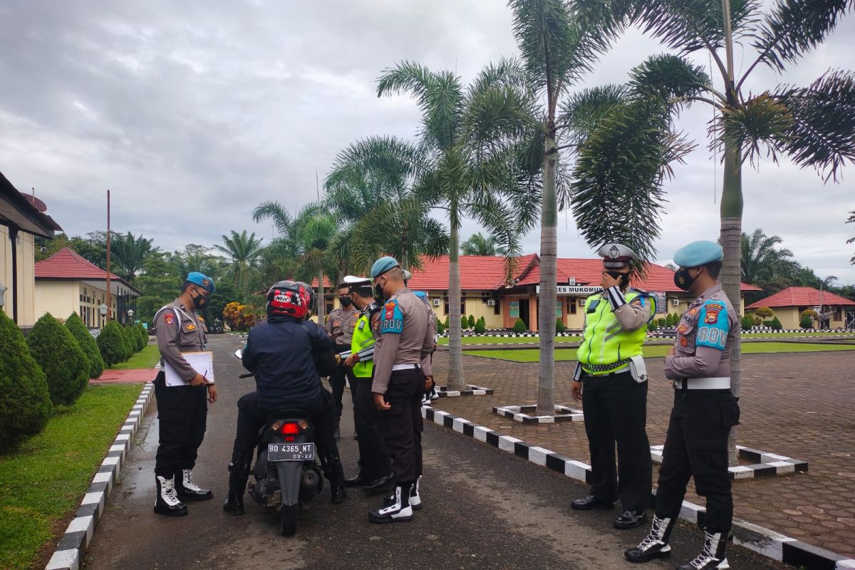 Polres Mukomuko imbau penegendara disiplin terapkan prokes