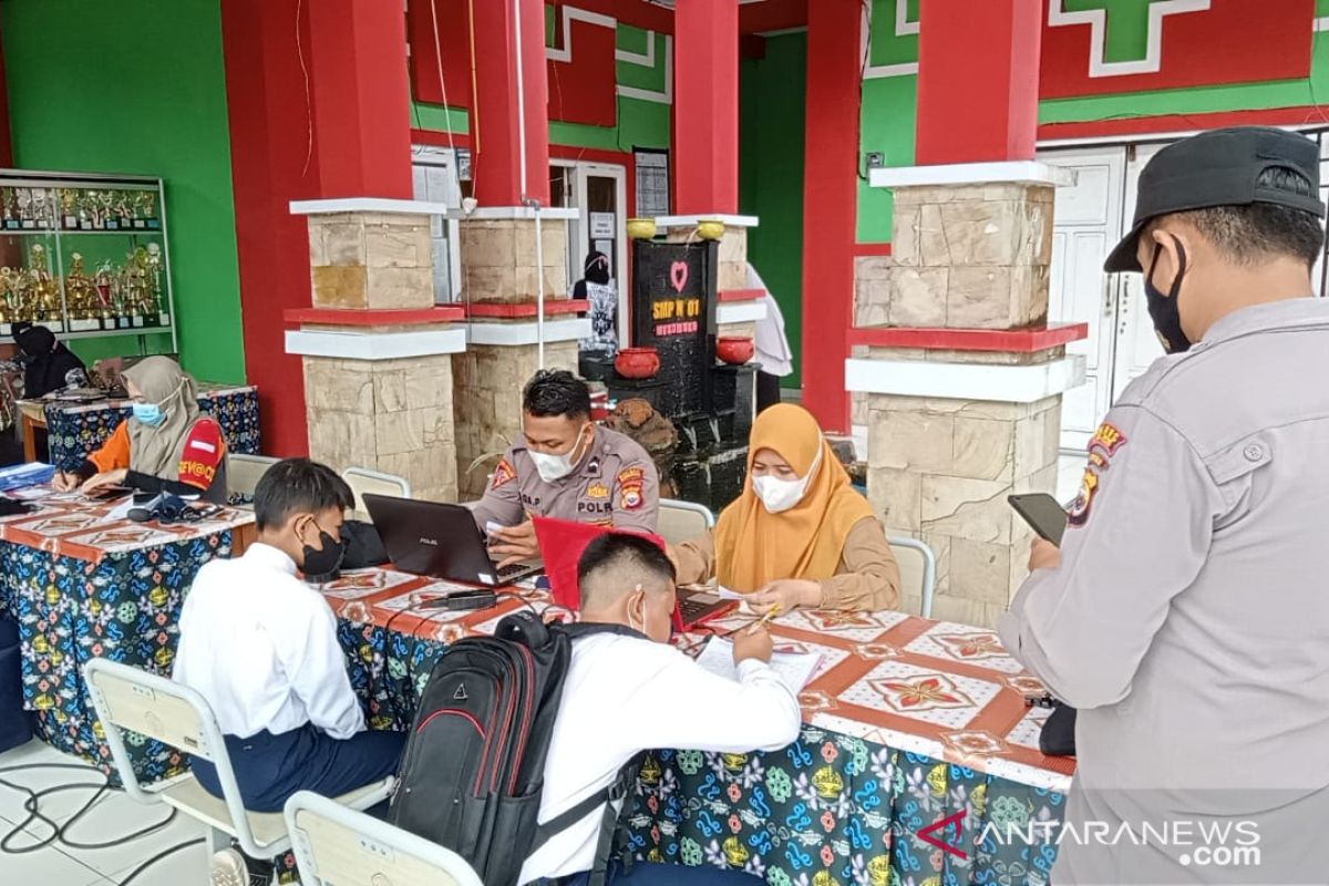 Cakupan vaksinasi COVID-19 rendah PPKM di Mukomuko naik level tiga