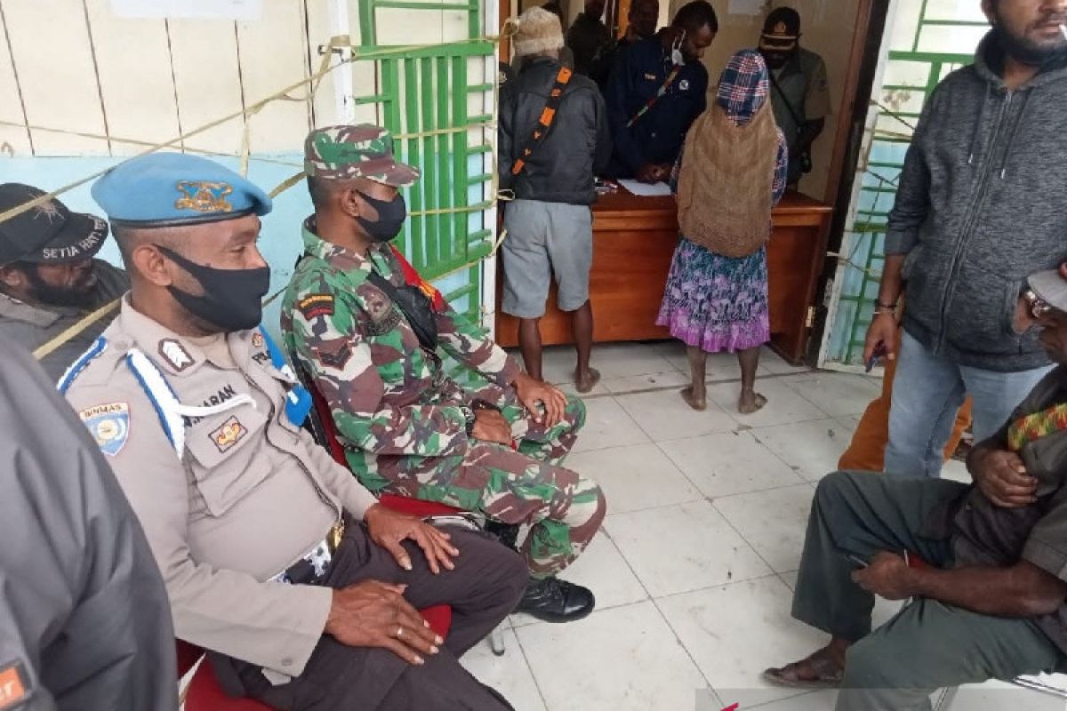 TNI/Polri bantu penyaluran bansos pangan ke warga Paniai Papua