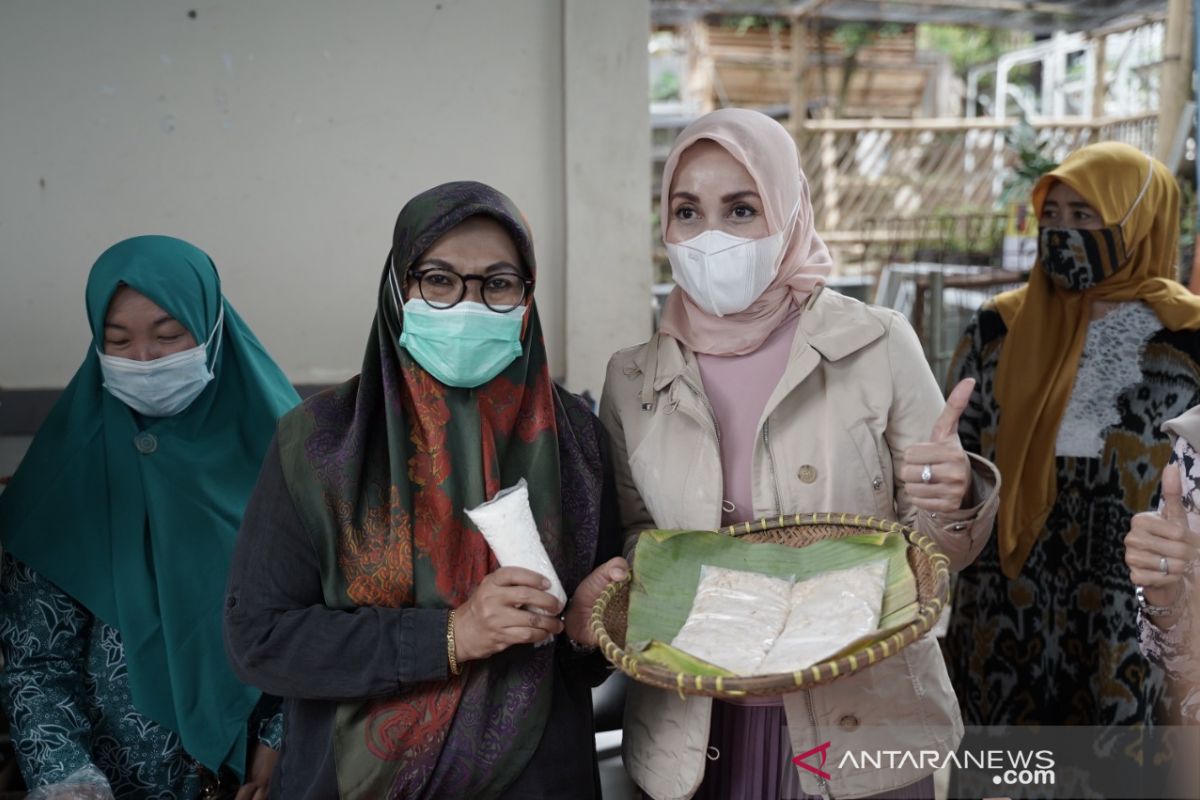 Pemkot Bogor dorong pemasaran kerupuk tempe Bojongkerta