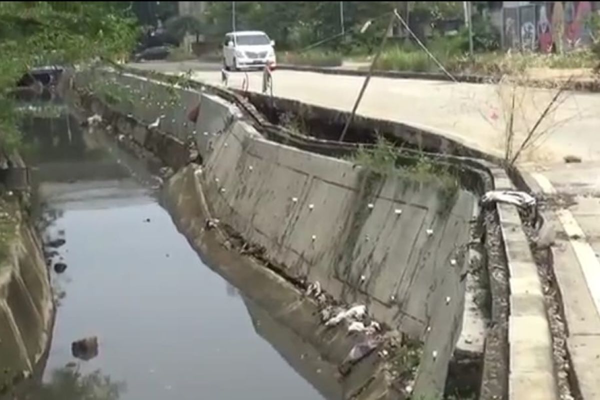 Turap sepanjang 150 meter di Pulogadung ambles