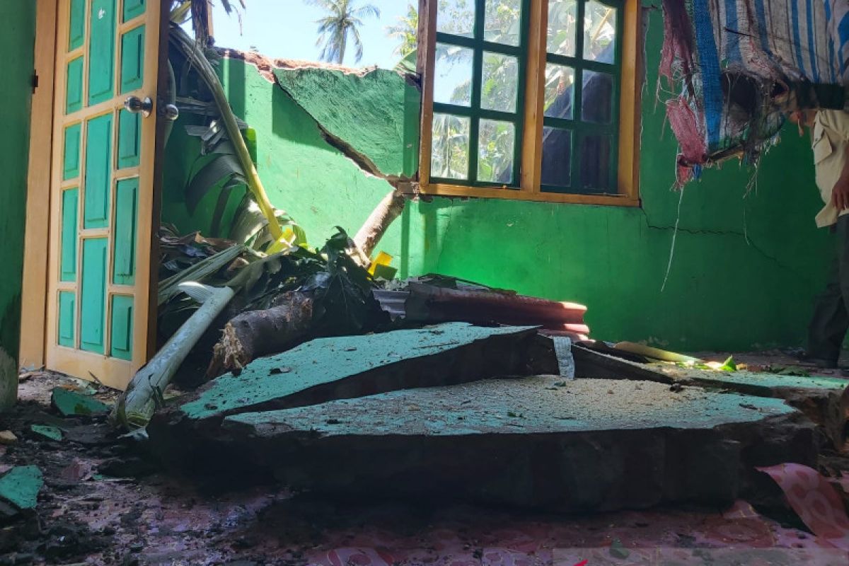 Angin kencang terjang permukiman warga di Sinjai, Sulawei Selatan