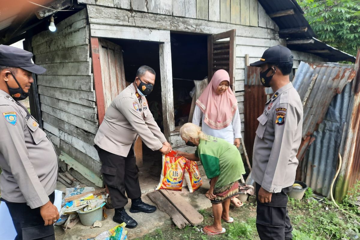 Polres Bangka Barat salurkan bantuan sembako untuk warga kurang mampu