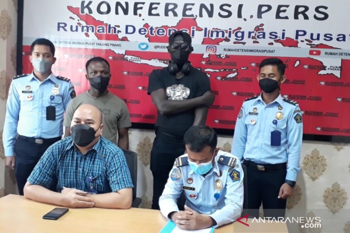 Rudenim Tanjungpinang deportasi dua pria WNA Nigeria dan Uganda